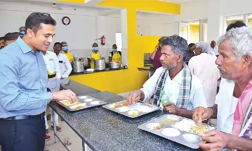 Collector inspects Anna Canteen in Hindupur Collector inspects Anna Canteen in Hindupur