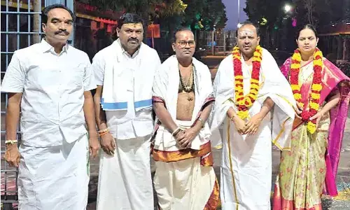 Endowments Sec Harijawahar Lal conducts surprise check at Srisailam