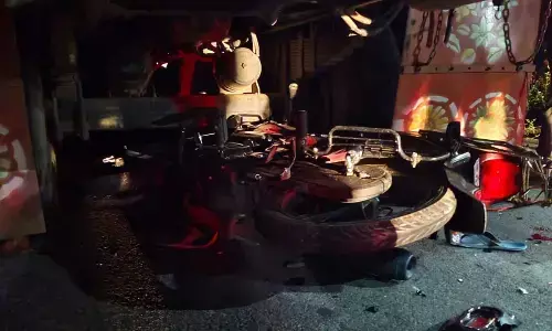 Couple killed in bike-lorry collision near Bhadravati in Shivamogga Couple killed in bike-lorry collision near Bhadravati in Shivamogga