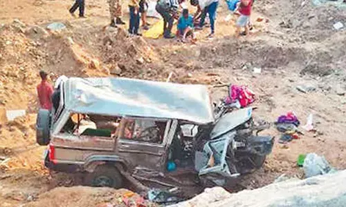 1 killed, 13 hurt as jeep falls into gorge 1 killed, 13 hurt as jeep falls into gorge