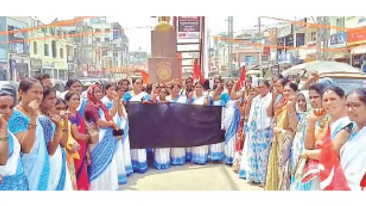 ASHA workers protest, demand Rs 18,000 minimum wage ASHA workers protest, demand Rs 18,000 minimum wage