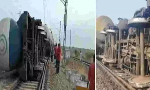 Goods train derailed in Kommarapudi of Nellore Goods train derailed in Kommarapudi of Nellore