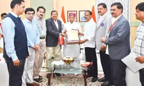 Red Cross governing body meets Governor Shiv Pratap Shukla