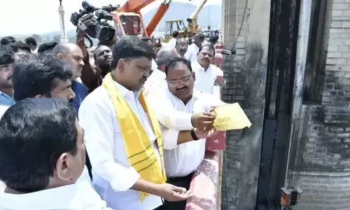 Minister Payyavula Kesav inspects Tungabhadra dam gates