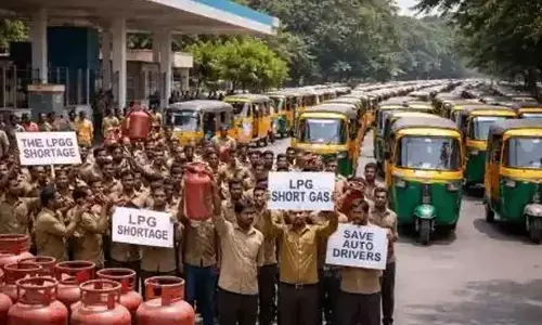LPG shortage taking big toll on 1 lakh auto drivers