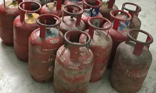 Delhi: Crime Branch busts illegal LPG cylinder racket in Dabri; 17 cylinders recovered