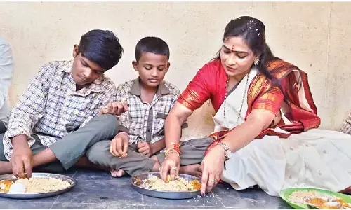 Home Min carries out surprise inspection at Nakkapalli ZPHS