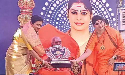 Anchor Suma receives Sri Shakti award