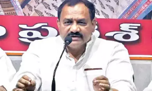 TPCC chief backs Amaravati move, targets Centre on Telangana