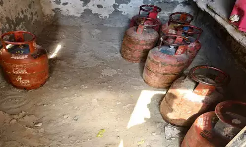 Delhi Police bust LPG hoarding and black marketing racket, 75 cylinders seized