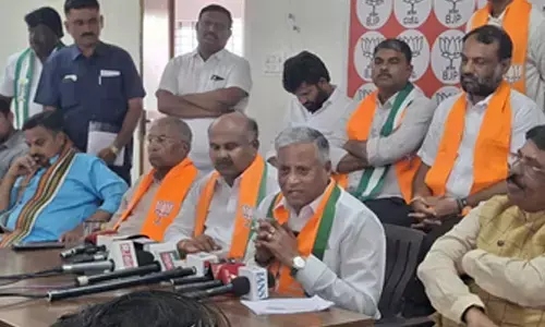 2,809 Ktaka farmers died in three years, Cong govt deceiving people: Union Minister