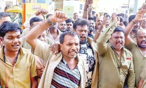 Auto drivers protest outside Minister’s residence over LPG shortage