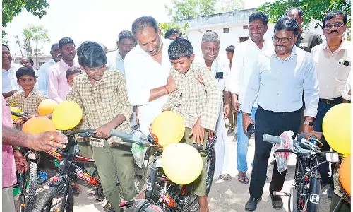 Minister Gottipati distributes cycles to 100 students
