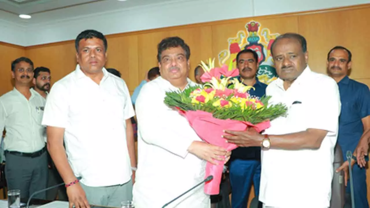 Kumaraswamy holds talks with Karnataka Minister on ARAI Centre Kumaraswamy holds talks with Karnataka Minister on ARAI Centre