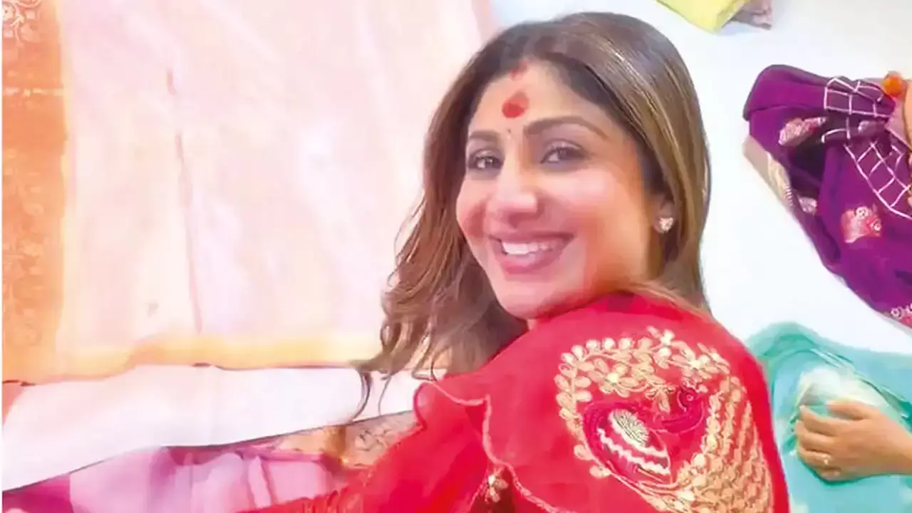Shilpa Shetty goes ‘saree bingeing’ in Banaras