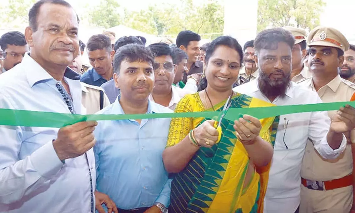 Komatireddy unveils mega job fair at NAC in Nalgonda