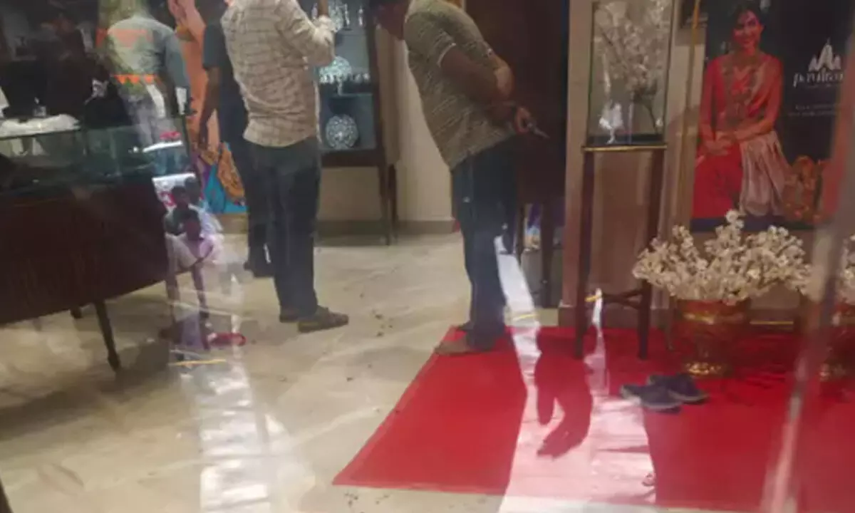 Armed assailants gun down jewellery shop in Karimnagar, flees with jewellery