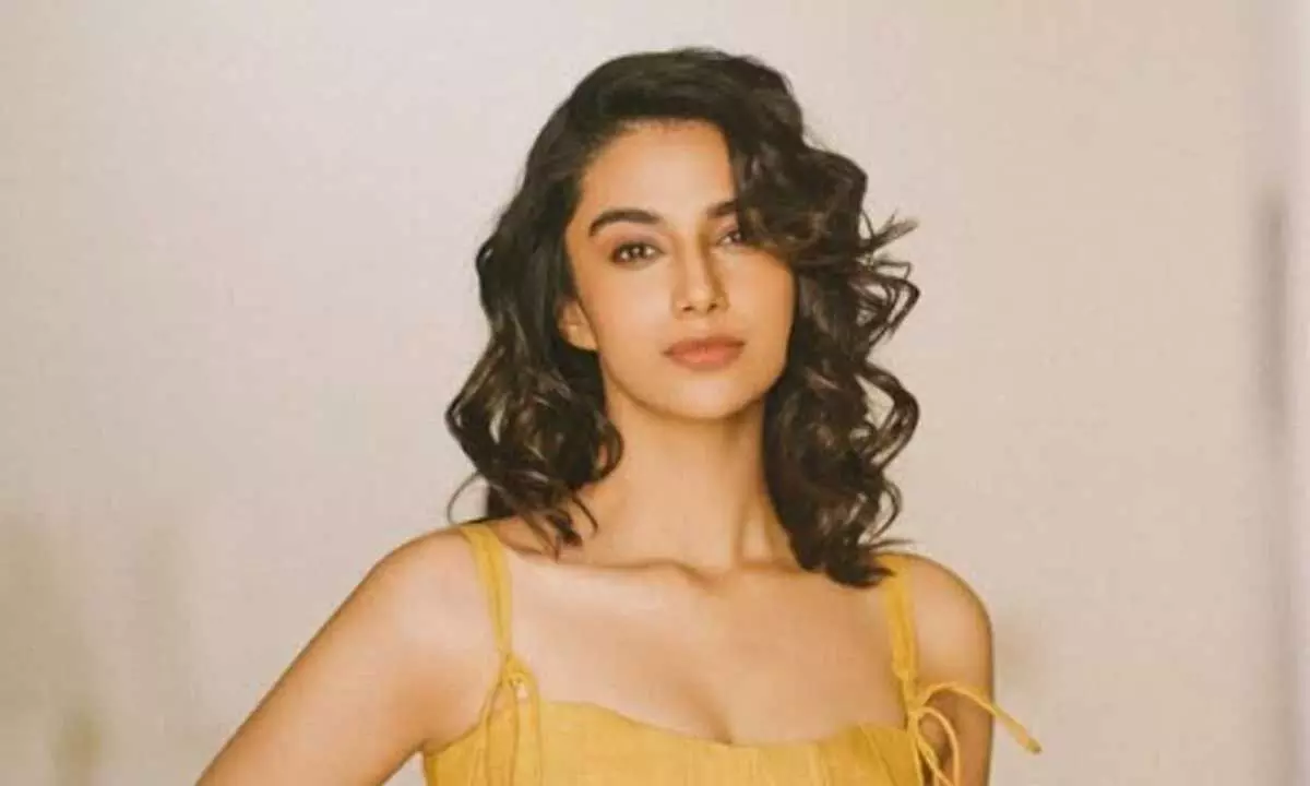 Meenakshi Chaudhary looks simple yet stylish
