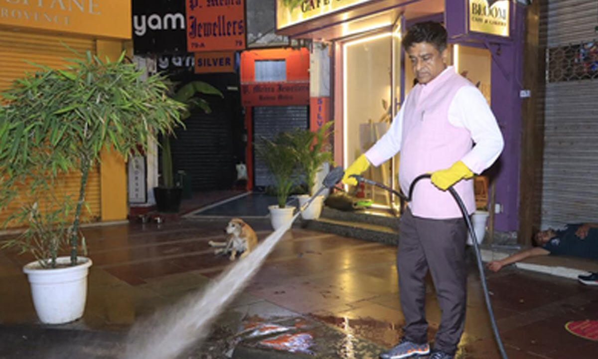 Delhi: NDMC V-C reviews steps to curb waterlogging, joins night sweeping at Khan Market​