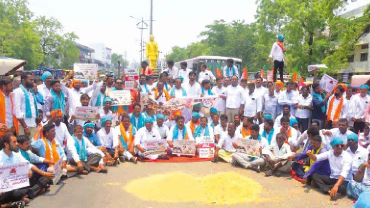 Farmers stage highway protest over delay in crop procurement