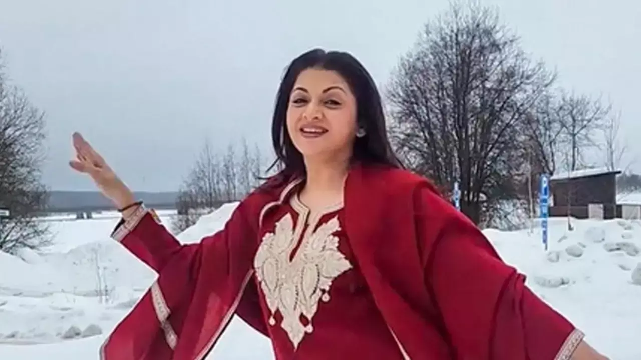 Bhagyashree beats the heat with a romantic performance in Kashmir
