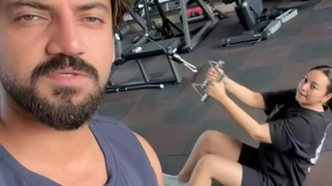 Sonakshi Sinha gets stuck in the middle of her workout, thanks to husband Zaheer Iqbal Sonakshi Sinha gets stuck in the middle of her workout, thanks to husband Zaheer Iqbal