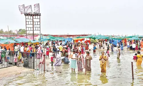 Thousands take holy dip, perform pujas at Kaleshwaram