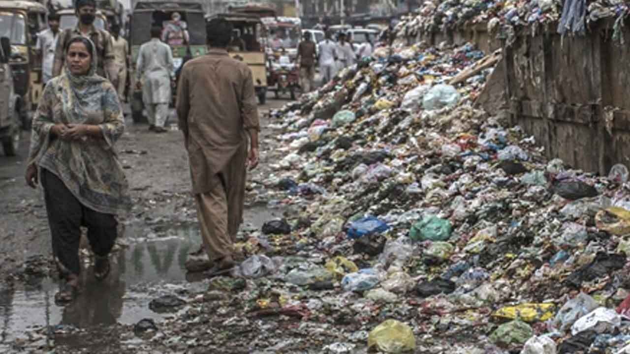 Pakistan: Mounting waste, foul odors deepen Karachi's sanitation crisis