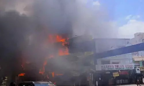 Fire breaks out at a building in Ameerpet of Hyderabad, fire brigade arrives