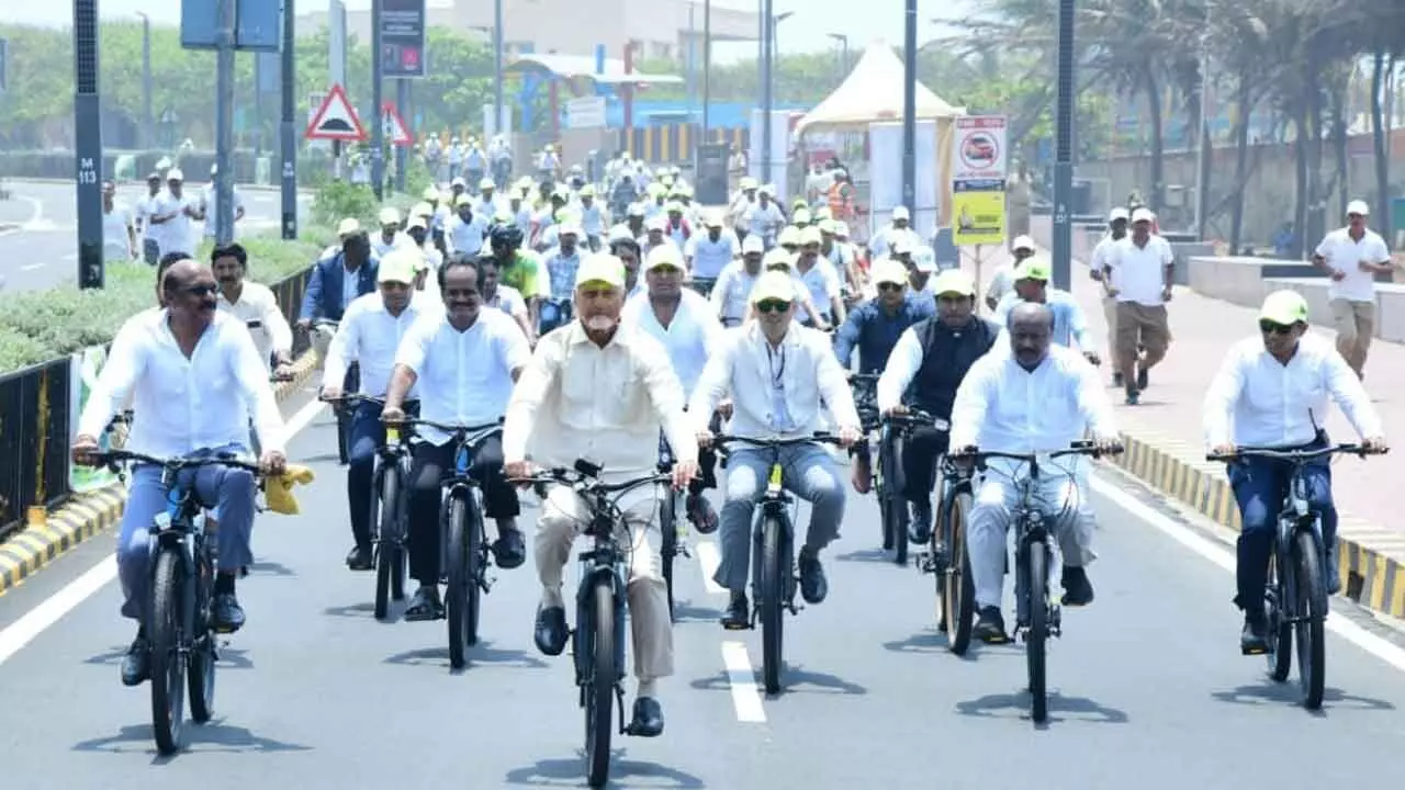 CM pedals five-and-a-half-km in 21 minutes, 18 seconds on 'WED'