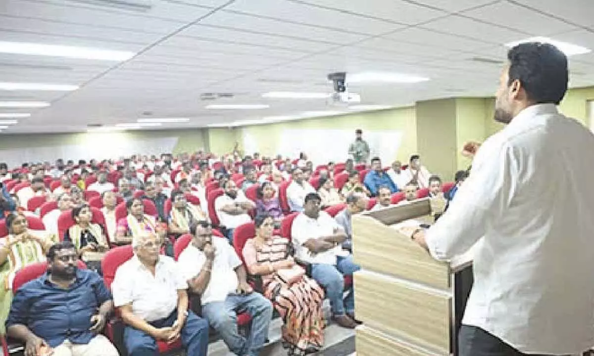 Min Bharath urges Arya Vysyas to turn industrialists