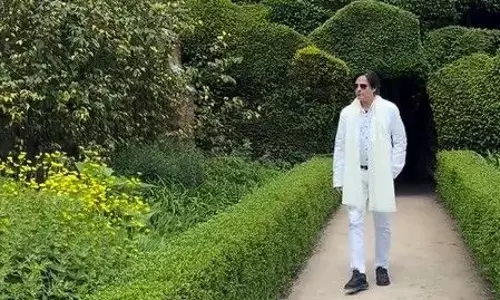 Rahul Roy recreates iconic ‘Tere Dar Par Sanam’ moment, delights fans on social media