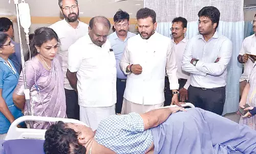 Union Minister for Heavy Industries HD Kumaraswamy visiting the affected families in the hospital in Visakhapatnam
