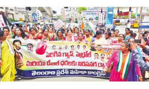 Mahila Congress warns of nationwide agitation over fuel price hike