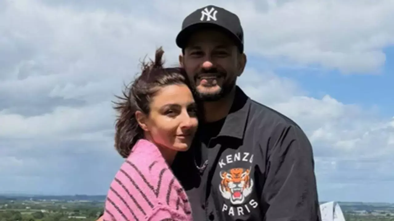 Soha Ali Khan shares romantic moments with Kunal Kemmu through daughter Inaaya’s lens