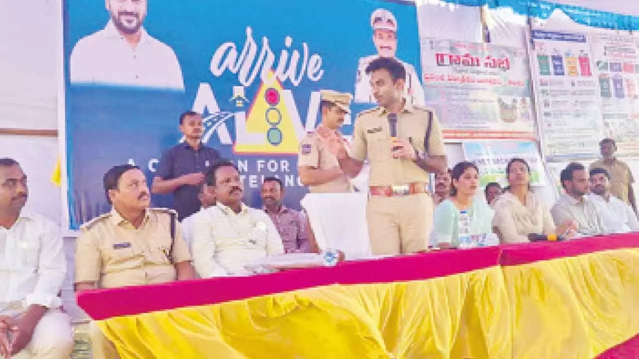 Helmet safety and anti-drug awareness drive led by SP in Gudur Helmet safety and anti-drug awareness drive led by SP in Gudur