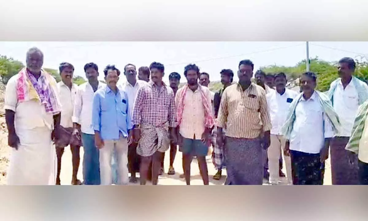 Dudekonda farmers threaten agitation over delayed HNSS canal bridge