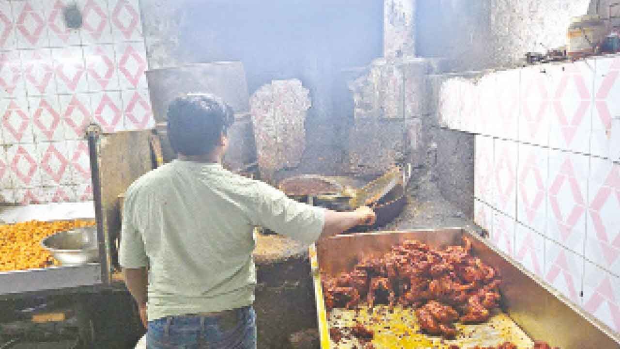 Charminar fast-food centre under scanner for safety violations
