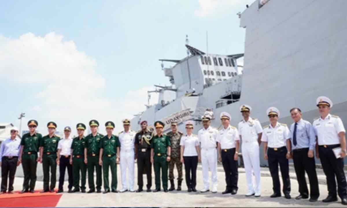 Indian Navy ships arrive in Vietnam to strengthen maritime cooperation