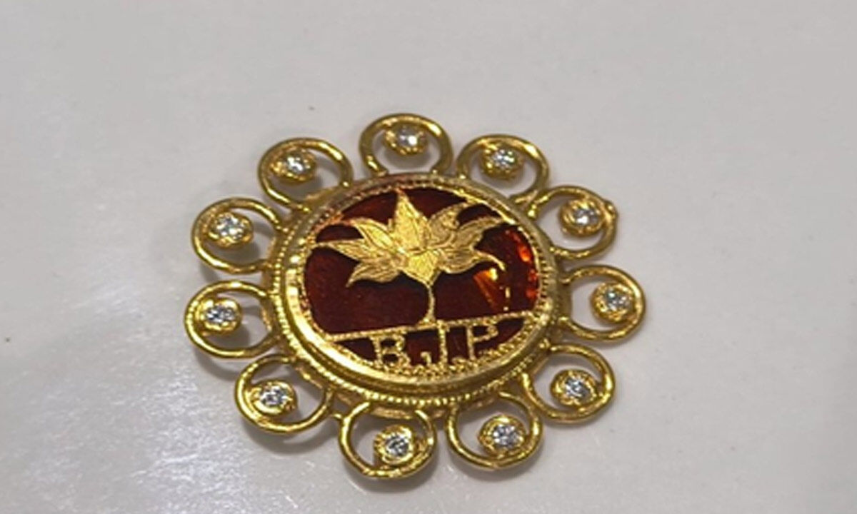 Thewa art goes global: Mandsaur artisan Rakesh Soni crafts special brooch for PM Modi