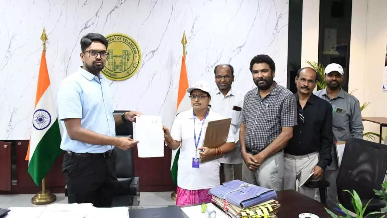 BLO Lavanya handing over the voter enumeration form to District Collector Adarsh ​​Surabhi as part of the Special Intensive Revision.