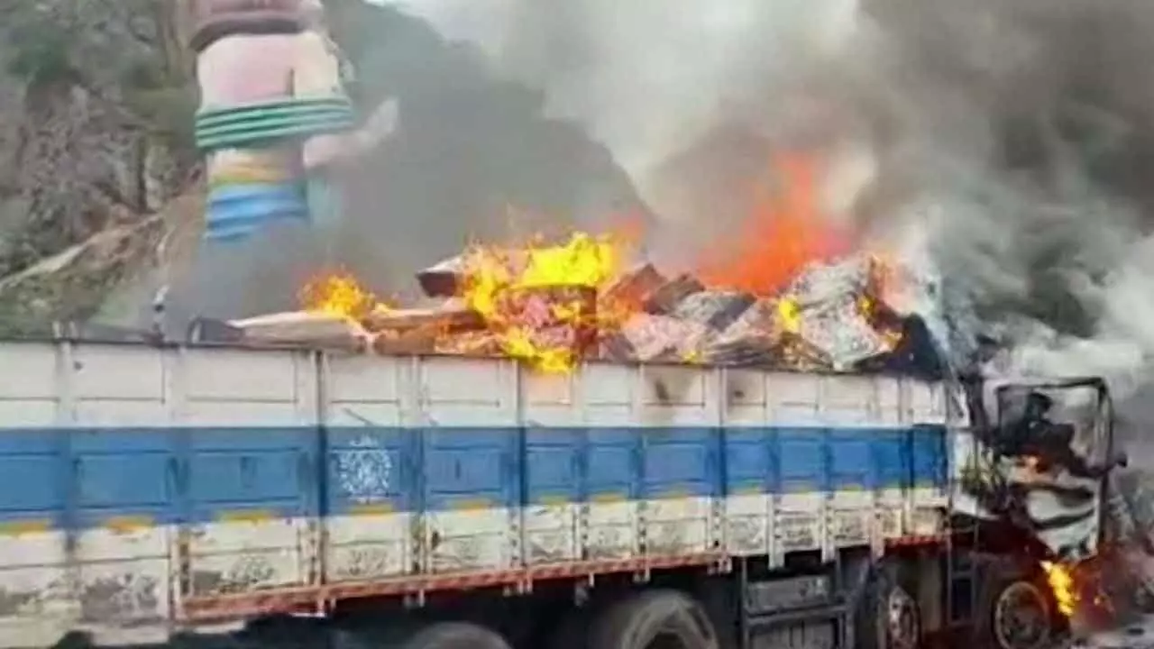 दो ट्रकों की टक्कर, तीन जलकर जले