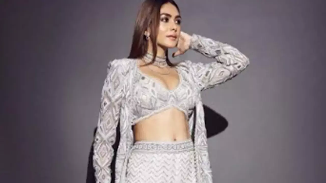 Mrunal’s stellar looks grabs attention Mrunal’s stellar looks grabs attention
