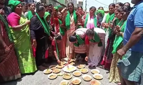 Farmers stage mock funeral for Karnataka government over Bidadi township project Farmers stage mock funeral for Karnataka government over Bidadi township project