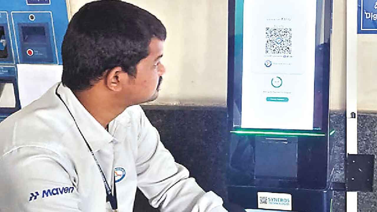 Hyderabad Metro goes digital, commuters divided