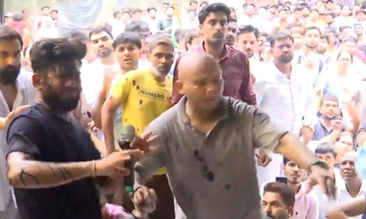 Ink-like liquid hurled at CJP founder Dipke at Jantar Mantar protest