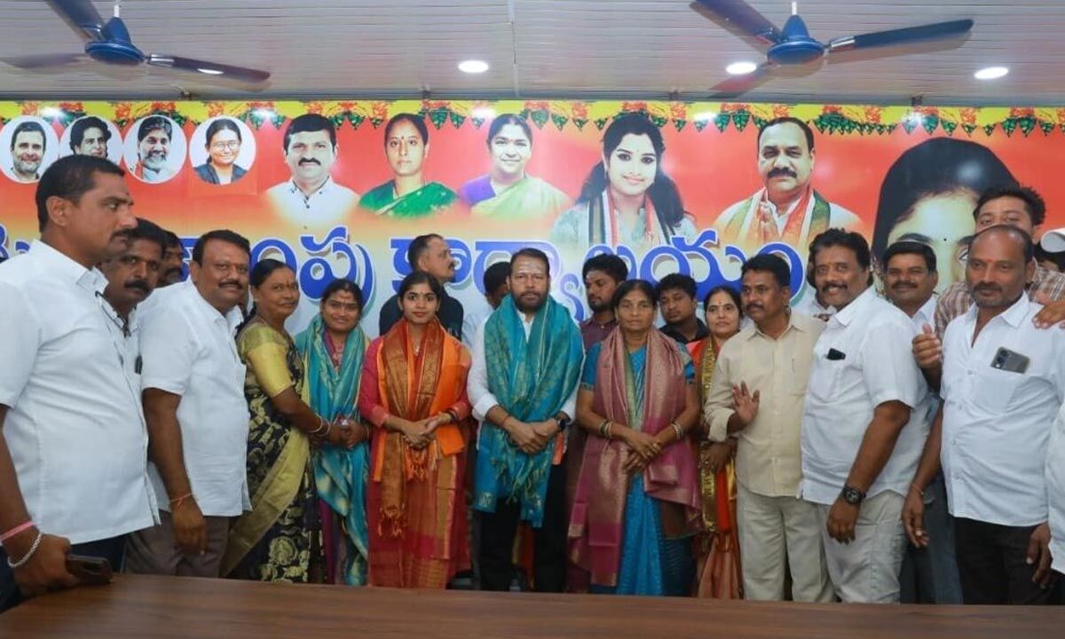 Yashaswini felicitates Yadadri Temple board member