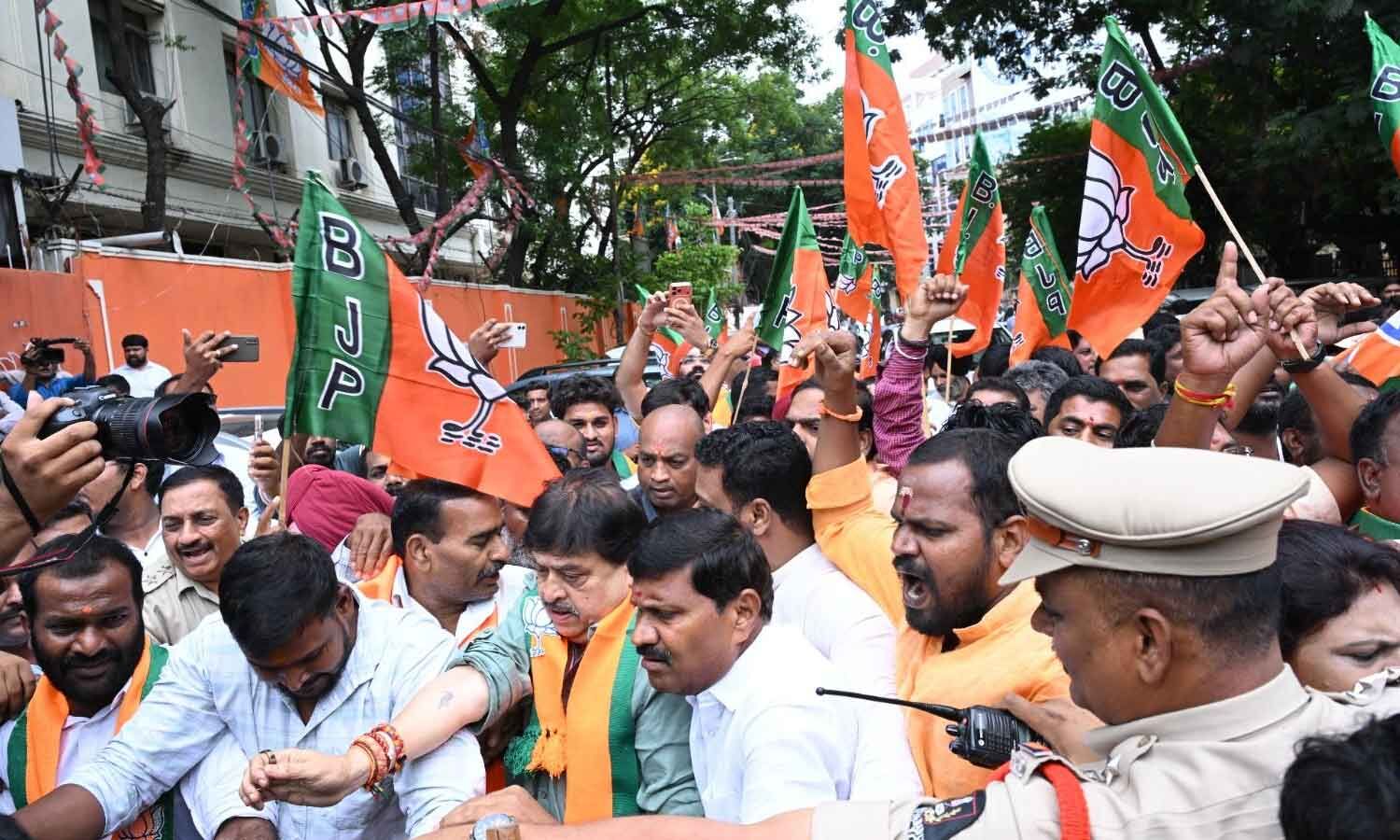Cong, BJP workers clash outside Gandhi Bhavan