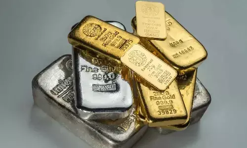 Gold falls Rs 900; silver rebounds Rs 1,800