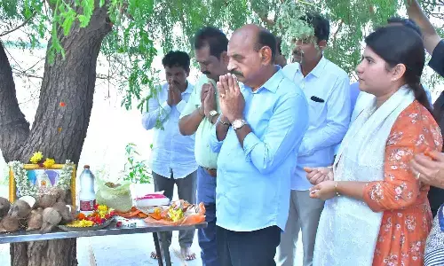 Minister NMD Farooq accompanied by Collector Raja Kumari laid the foundation stone for Rs 3.5 crore development works at Pedda Cheruvu near SBI Colony under the AMRUT Tank scheme on Monday